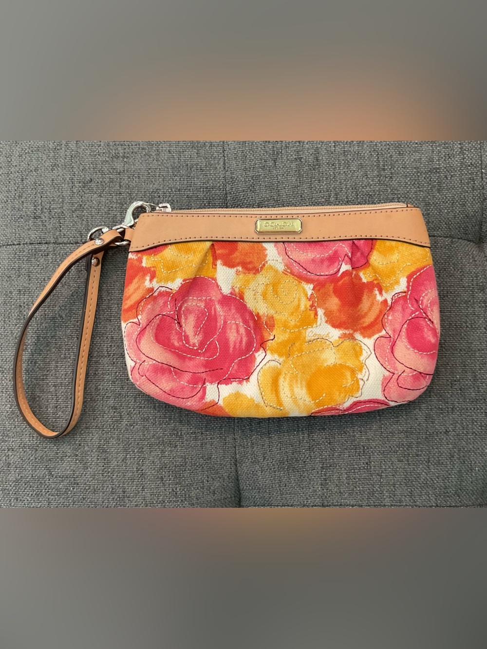 COACH Ashley Vintage Pleated Floral Canvas Wristlet Tan Leather Trim - EUC - Picture 2 of 11